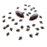 Hormigas y cucarachas ficticias