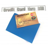 Billet traversé par une carte de credit